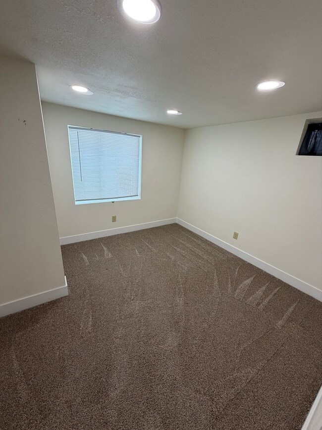 Building Photo - Prime Location 5 Bed, 2 Bath House