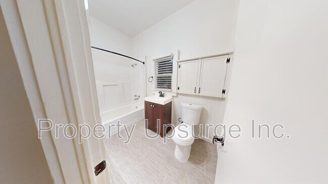 Building Photo - 648 Reeds Ave