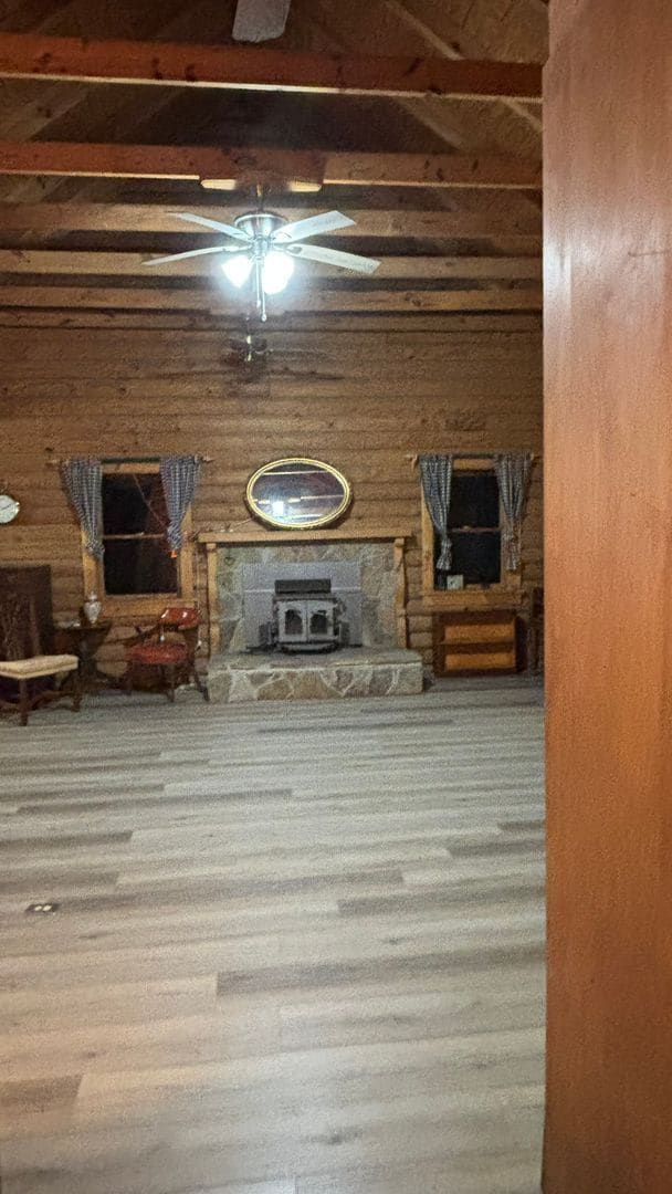 Building Photo - Log Cabin in Oconee on a 1.357 acre neighborhood wooded lot!