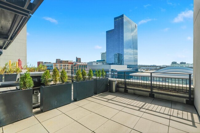 Building Photo - 221 E Cullerton St