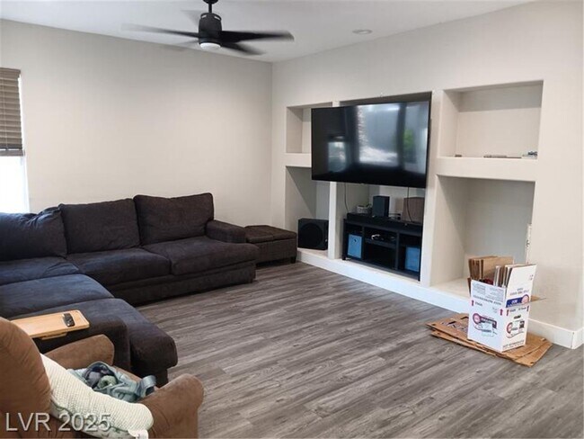 Building Photo - COMING SOON! NORTHWEST GEM! SPACIOUS HOME ...