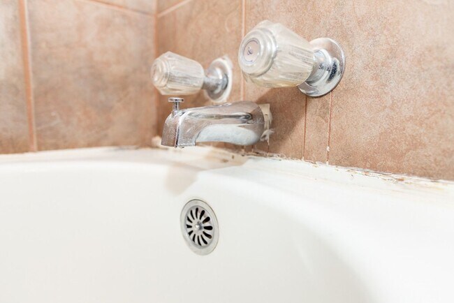 Building Photo - 3 BED/ 1 BATH IN UP AND COMING NEIGHBORHOOD