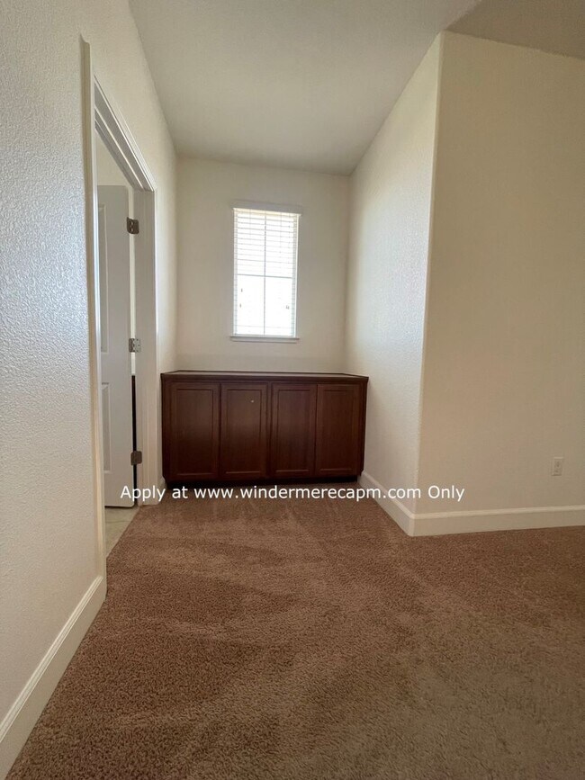 Building Photo - 4 BDRM 3 BA Bright Home with Open Kitchen ...
