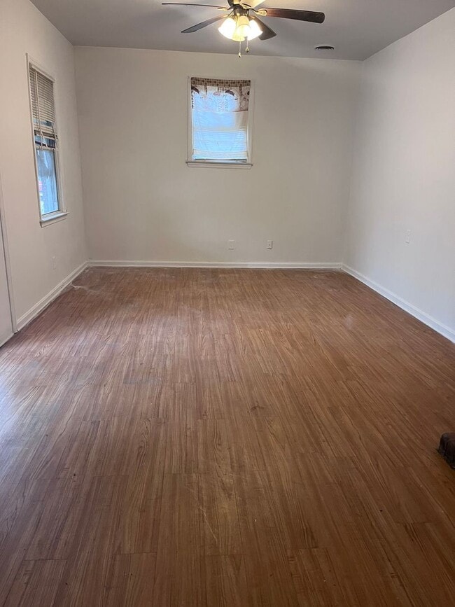 Building Photo - Move-In Ready!