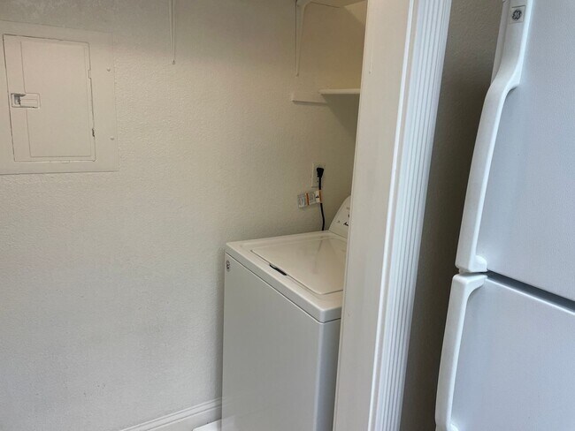 Building Photo - 2 Bedroom and 1 Bathroom South Reno Condo