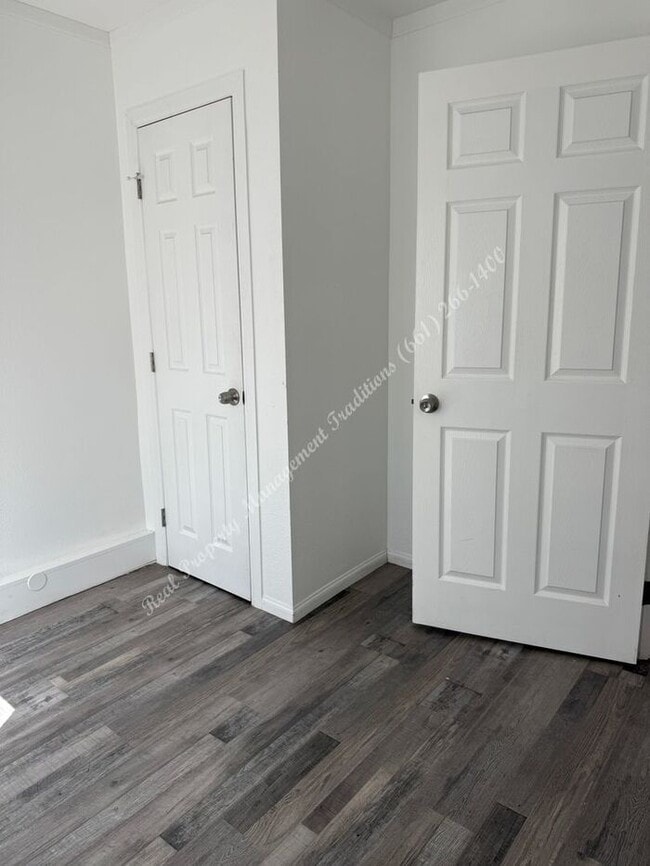 Building Photo - *** Please call us @ 661-266-1400 for information on availability, showings and applications proc...