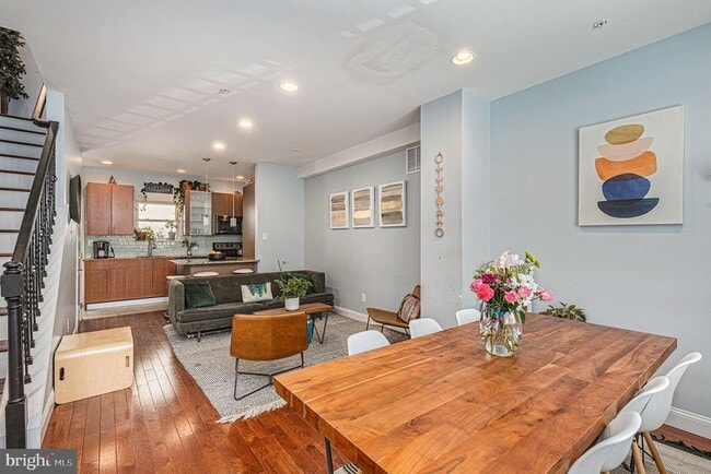 Primary Photo - 1935 W George St