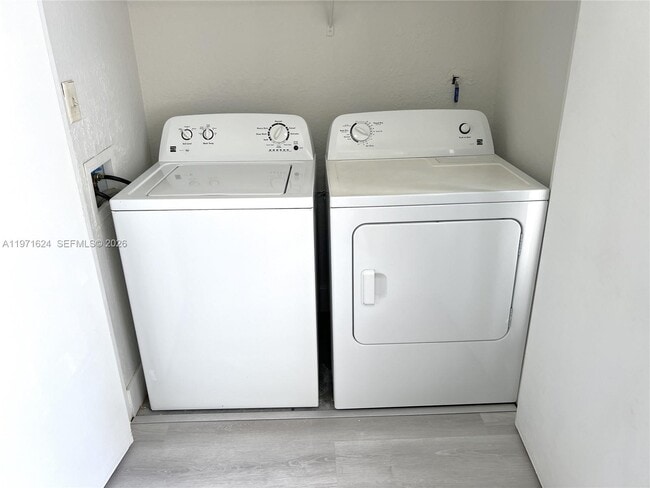 Building Photo - 2831 N Oakland Forest Dr