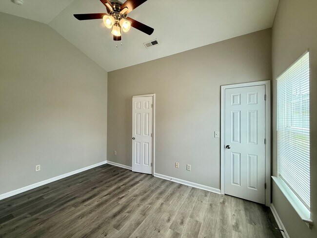 Building Photo - 4605 Palm Breeze Ln