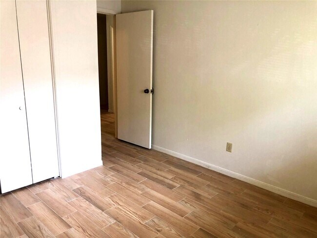 Building Photo - 15650 Pebble Lake Dr