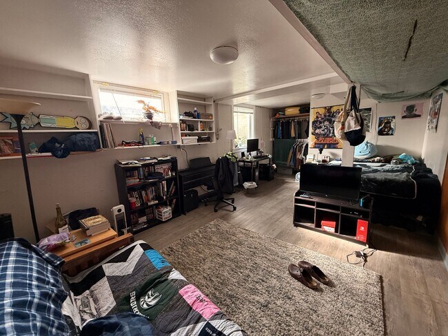 Building Photo - Spacious 5+bd/2.75 bath home on WWU bus route