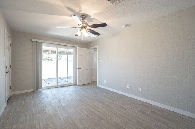 Building Photo - 4002 N 59th Dr
