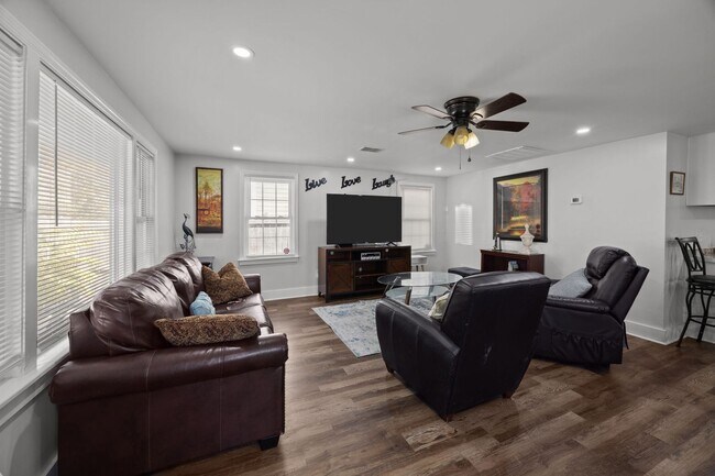 Building Photo - Charming Single-Family Home