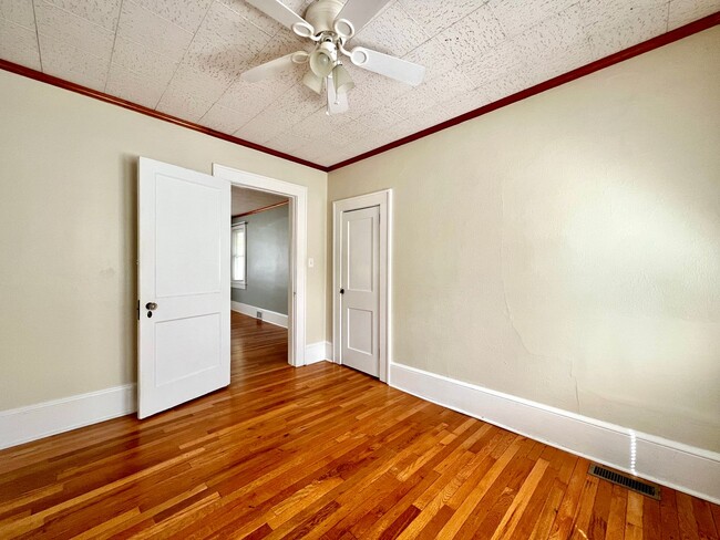Building Photo - Charming West Asheville Home!