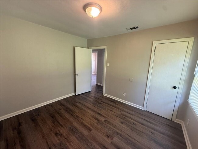 Building Photo - 3056 Pleasant Valley Rd