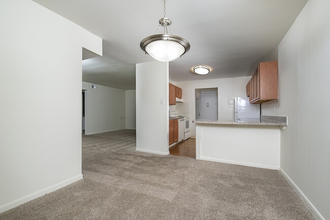 Dining Room - Fairway Park Apartments & Townhomes