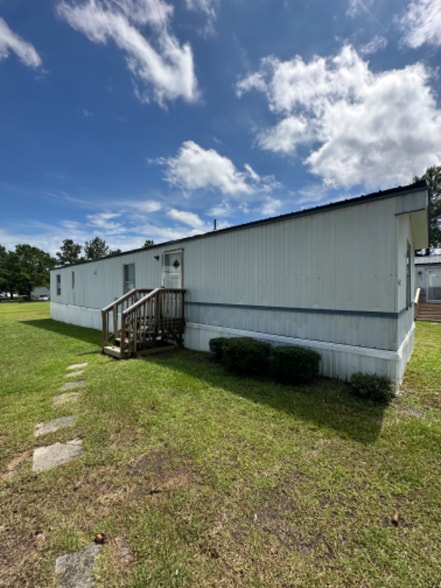 Primary Photo - 206 Porpoise Cir