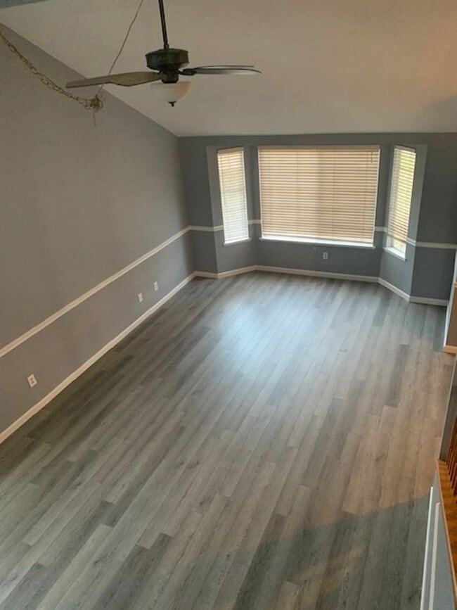 Building Photo - Beautiful 4 Bedroom 2 Bath Located in Nort...