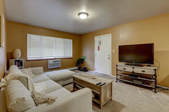 Building Photo - 1 Bedroom 1 Bathroom Available at the end of June