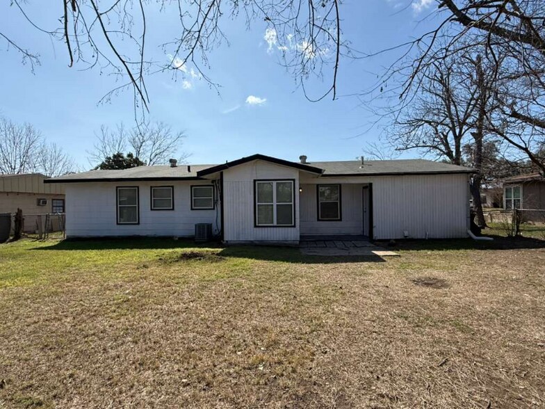 Building Photo - 339 Brettonwood Dr