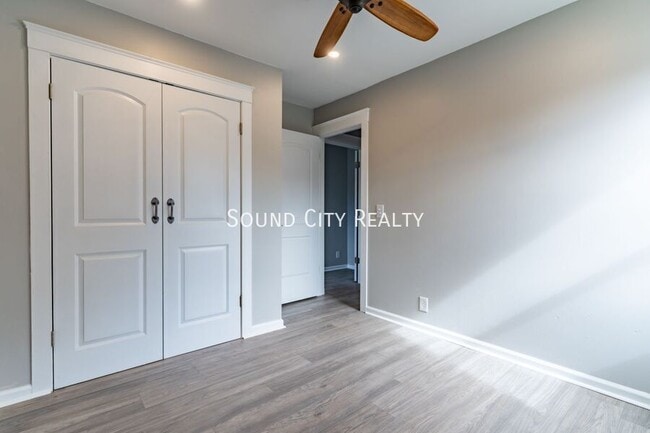 Building Photo - 2410 Albion St