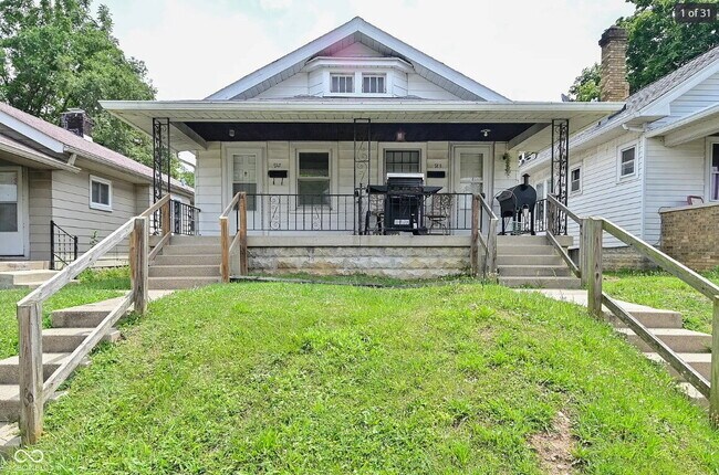 Building Photo - "Charming 2-Bedroom Duplex Retreat on N Dr...
