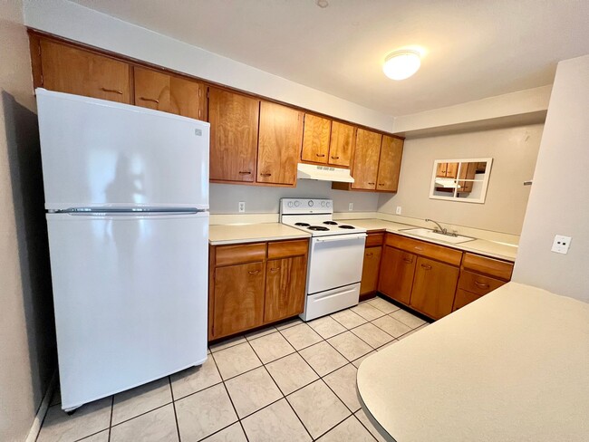 Building Photo - Spacious 1 Bed Apartment Right Across from...