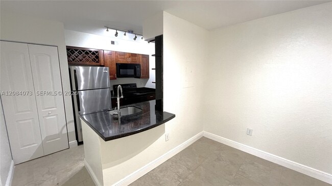 Building Photo - 2841 N Oakland Forest Dr