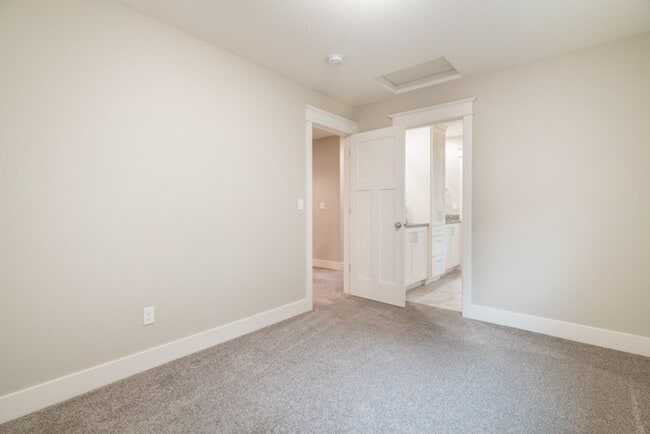 Building Photo - Luxury Townhome in the Heart of Lake Osweg...