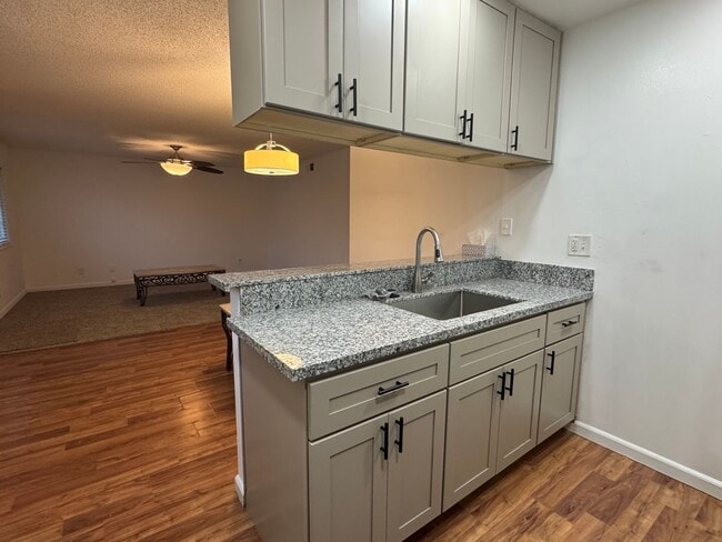 Building Photo - Nicely updated Mequon Condo