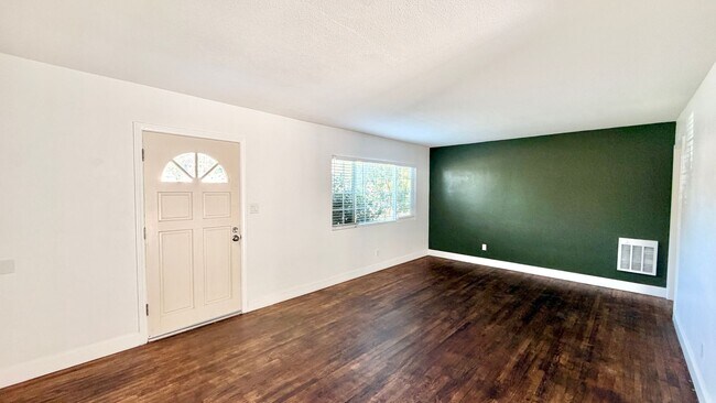 Building Photo - 1280 Alturas Rd