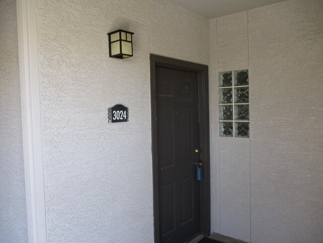 Building Photo - 911 E Camelback Rd