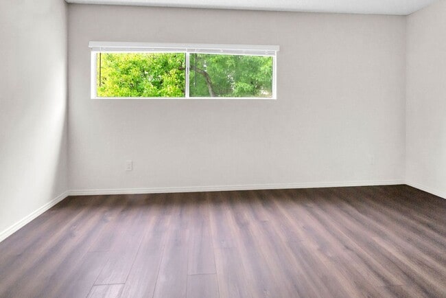Building Photo - Great Three bedroom in UTC!  Available now!