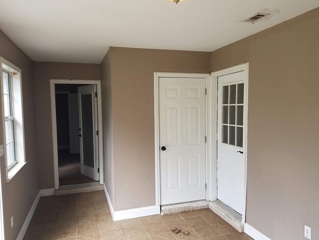 Building Photo - Spacious 3BR Brick Home with Open Split Floor Plan & Tiled Back Porch on Nearly an Acre