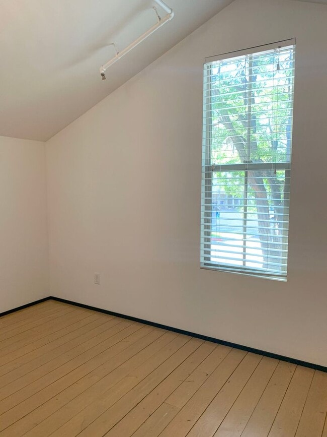 Building Photo - 318-320 W Myrtle