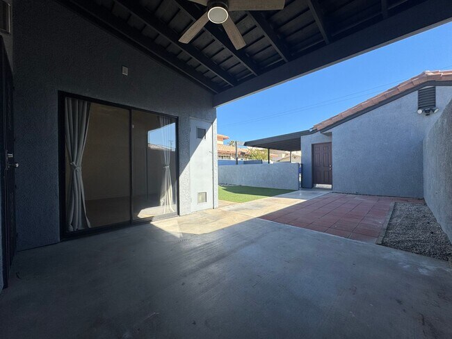 Building Photo - COMING SOON!!! Lovely 3 Bedroom / 2 Bath Apartment in Cathedral City!
