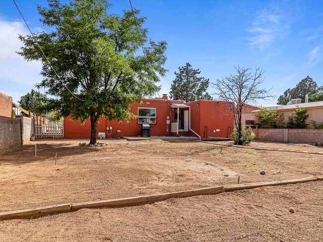 Building Photo - Unfurnished | 2 Bed / 1 Bath | NE Albuquer...