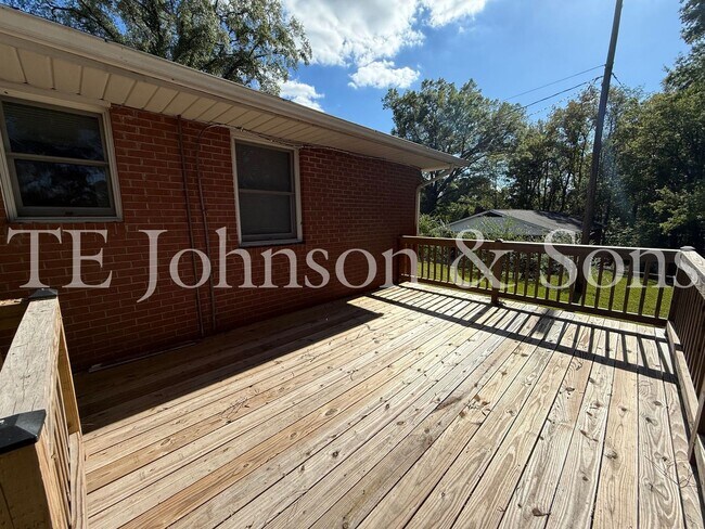 Building Photo - Three bedroom House with Large Lot in Country Setting