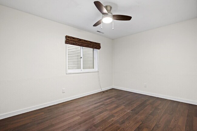 Building Photo - "Spacious 5-Bedroom Haven with 3 Full Bath...