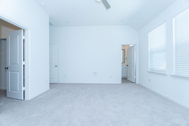 Building Photo - 9508 Espalier St