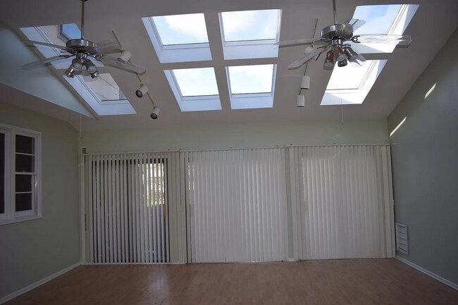 Building Photo - 8 Stratford Cir