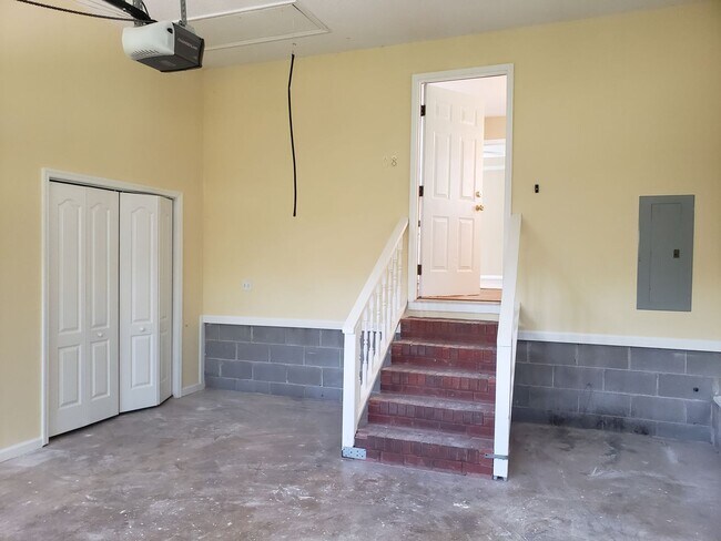 Building Photo - Rent Ready in New Market