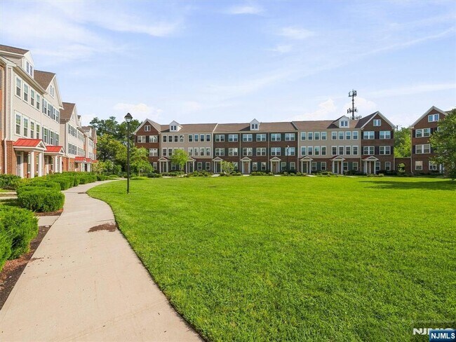 Building Photo - 18 Litchfield Ln