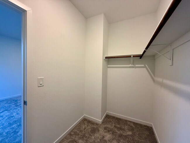 Building Photo - 4 BED 3.5 BATH 2 CAR GARAGE HOME w/ LOFT, ...