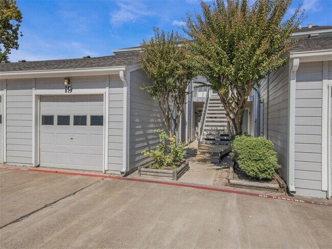 Building Photo - 19 Hideaway Dr