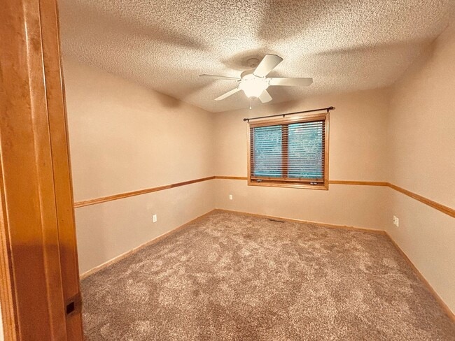 Building Photo - Huge 5 bed home located in Maple Grove!