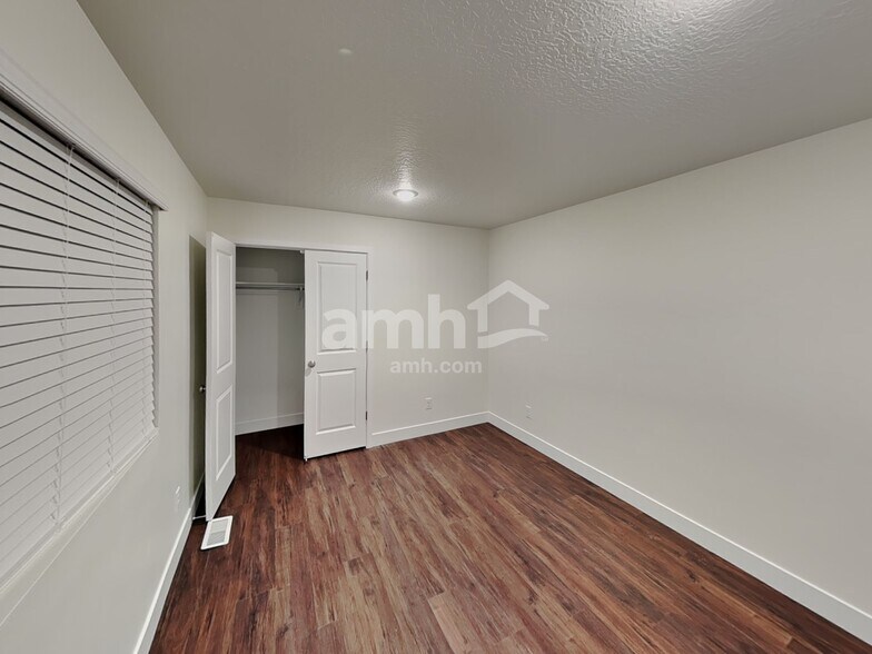 Building Photo - 1193 Redbud Dr