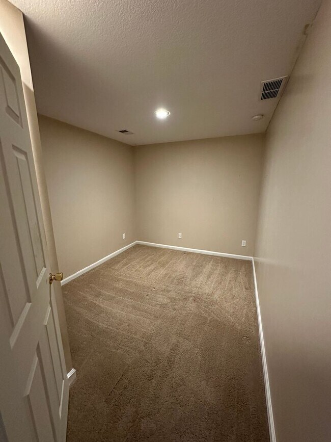 Building Photo - 4 BEDROOM, 3 BATHROOM SINGLE FAMILY HOME WITH OFFICE/BONUS ROOM & 2 CAR ATTACHED GARAGE