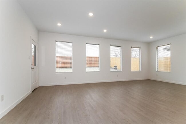 Building Photo - 1912 Ponderosa Pne Ln