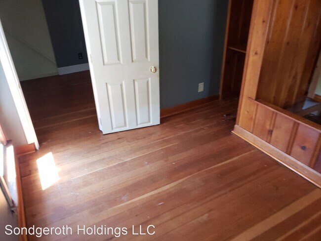 Building Photo - 2 br, 1 bath House - 404 4th St.